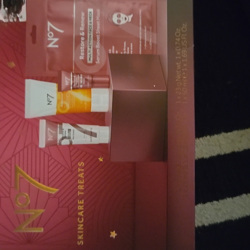 NO7 SKINCARE TREATS GIFT SET SEE DETAILS - Picture 4 of 5